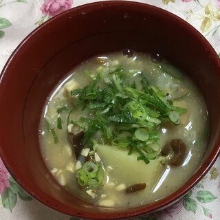 【簡単でヘルシー】じゃがいもとなめこの白味噌汁